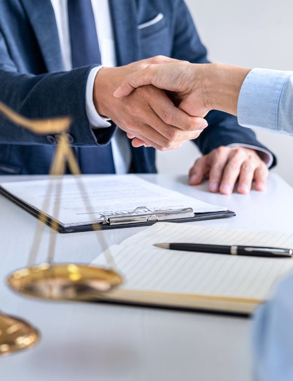 Profesional y cliente dándose la mano | Derecho de consumo
